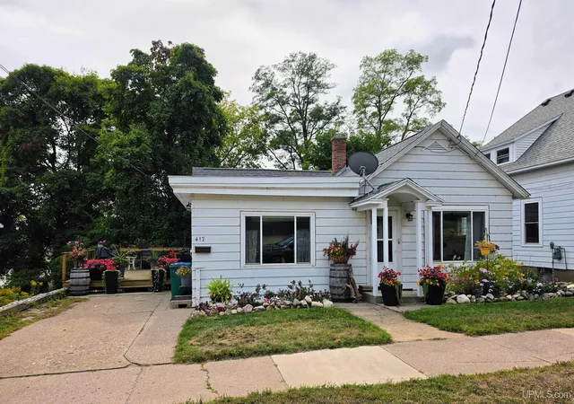 Photo 2 of Single family home for sale at 417 W Bluff St, Marquette, MI 49855 | MLS# 50222544 | Listing updated on 2026-10-19