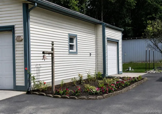 Photo 3 of Single family home for sale at 9039 Peer Rd, South Lyon, MI 48178 8120 | MLS# 61024131 | Listing updated on 2026-09-08