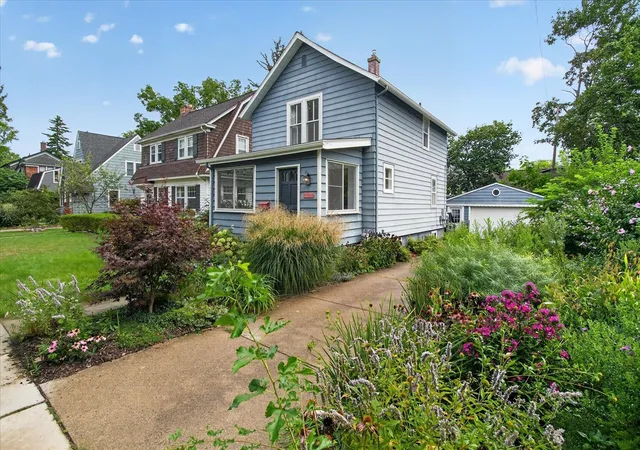 Photo 3 of Single family home for sale at 121 Kenwood Ave, Ann Arbor, MI 48103 | MLS# 70555278 | Listing updated on 2026-09-08