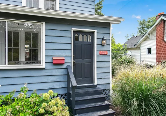 Photo 4 of Single family home for sale at 121 Kenwood Ave, Ann Arbor, MI 48103 | MLS# 70555278 | Listing updated on 2026-09-08