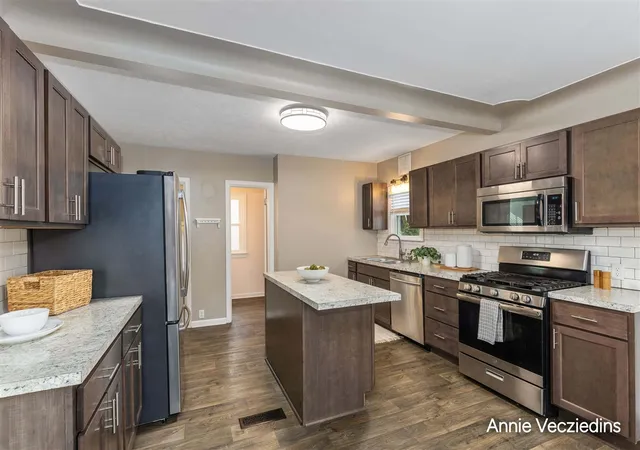 Photo 3 of Sale Pending at 846 Lake Michigan Dr, Grand Rapids, MI 49504 | MLS# 70556302 | Listing updated on 2026-09-12