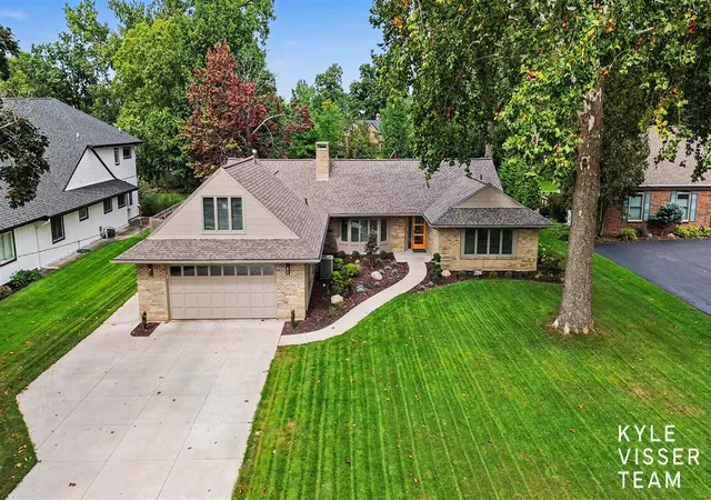 Photo 1 of Sale Pending at 2861 Woodcliff Cir, Grand Rapids, MI 49506 | MLS# 70561741 | Listing updated on 2026-10-23