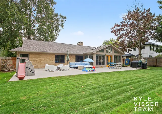 Photo 2 of Sale Pending at 2861 Woodcliff Cir, Grand Rapids, MI 49506 | MLS# 70561741 | Listing updated on 2026-10-23