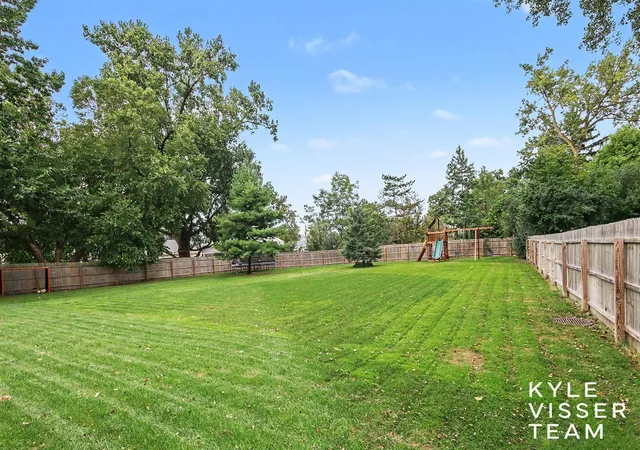 Photo 3 of Sale Pending at 2861 Woodcliff Cir, Grand Rapids, MI 49506 | MLS# 70561741 | Listing updated on 2026-10-23