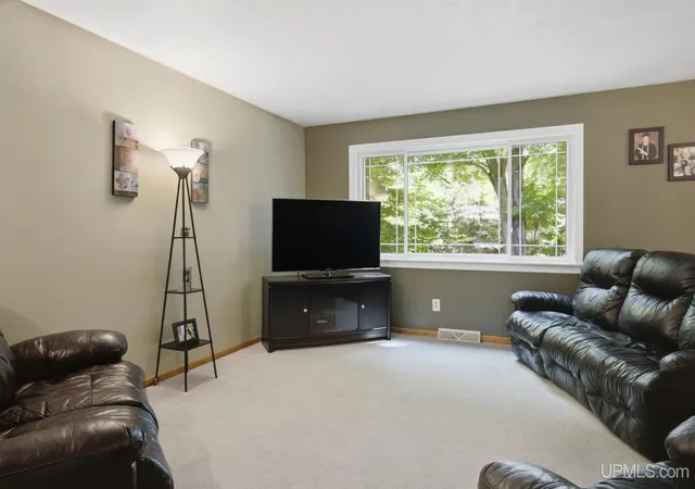 Photo 3 of Single family home for sale at 2643 Montgomery St, Marquette, MI 49855 | MLS# 50221060 | Listing updated on 2026-09-18