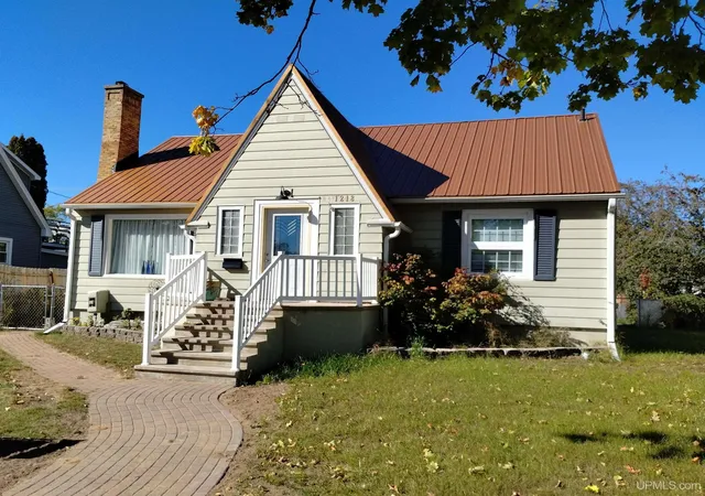 Photo 1 of Single family home for sale at 1218 Dakota Ave, Gladstone, MI 49837 | MLS# 50220791 | Listing updated on 2026-10-08