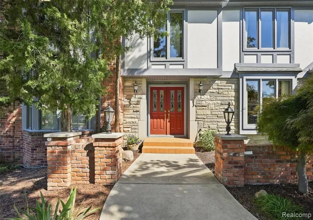 Photo 3 of Sale Pending at 2534 Topsham Dr, Rochester Hills, MI 48306 3057 | MLS# 61002256 | Listing updated on 2026-10-21