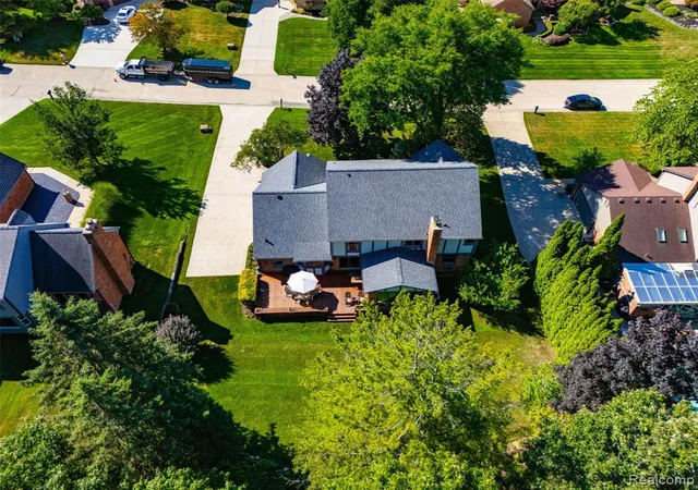 Photo 4 of Sale Pending at 2534 Topsham Dr, Rochester Hills, MI 48306 3057 | MLS# 61002256 | Listing updated on 2026-10-21