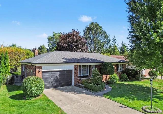 Photo 3 of Sale Pending at 37158 Almont Dr, Sterling Heights, MI 48310 | MLS# 61030361 | Listing updated on 2026-09-22