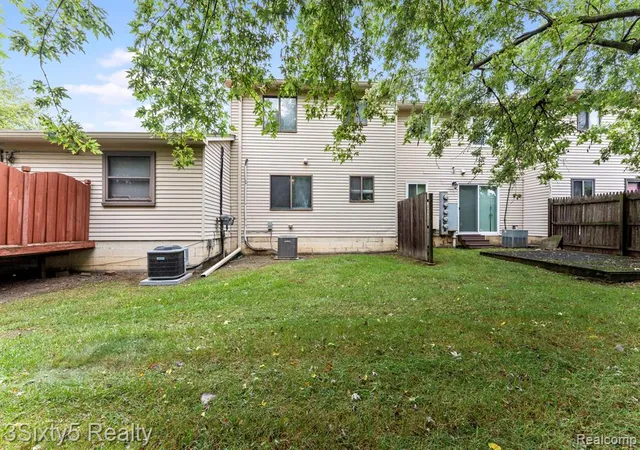 Listing Photo 2 - Condo for sale in building located at 20137 Cumberland Ct, Trenton, MI 48183 - Unit #