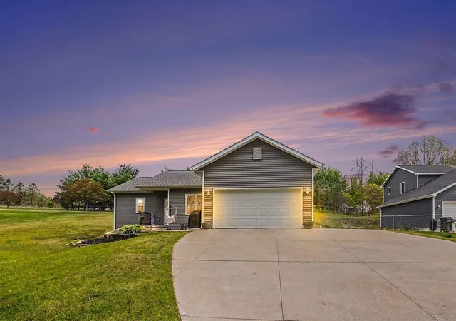 Photo 1 of Single family home for sale at 31800 Pine Ridge Cir, Lawton, MI 49065 | MLS# 70533793 | Listing updated on 2026-09-18