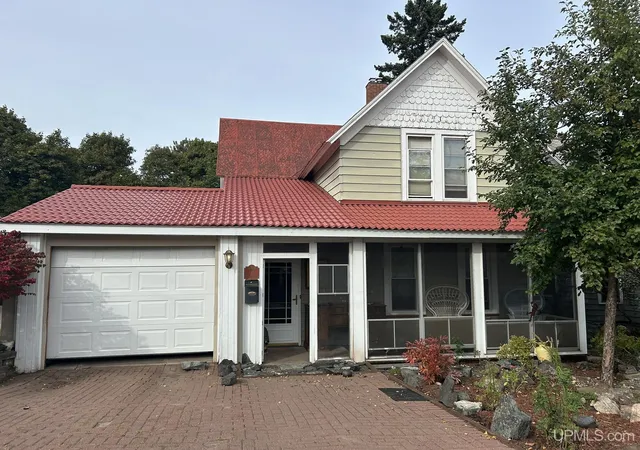 Photo 1 of Single family home for sale at 115 E Crescent St, Marquette, MI 49855 | MLS# 50223976 | Listing updated on 2026-10-06