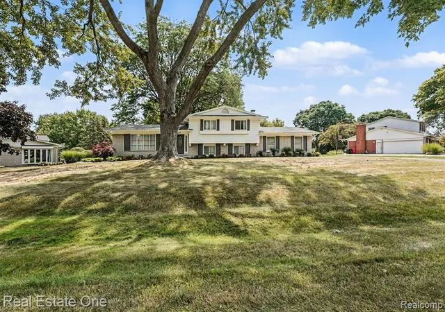 Photo 2 of Single family home for sale at 6639 Tamerlane Dr, West Bloomfield, MI 48322 | MLS# 61023344 | Listing updated on 2026-09-11