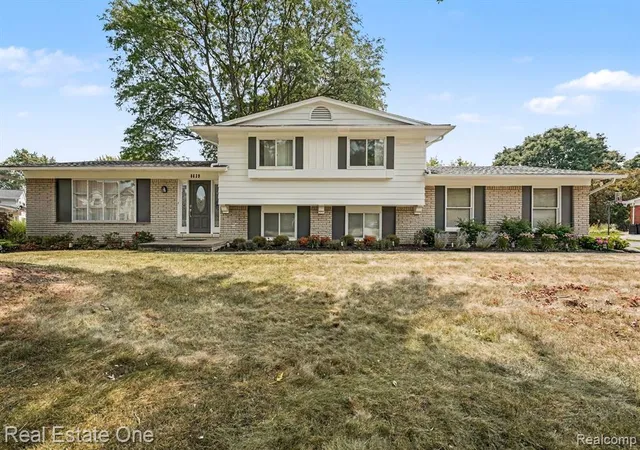 Photo 3 of Single family home for sale at 6639 Tamerlane Dr, West Bloomfield, MI 48322 | MLS# 61023344 | Listing updated on 2026-09-11