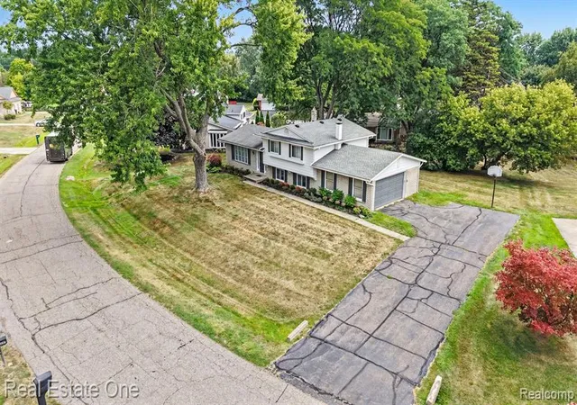 Photo 3 of Single family home for sale at 6639 Tamerlane Dr, West Bloomfield, MI 48322 | MLS# 61023344 | Listing updated on 2026-09-11
