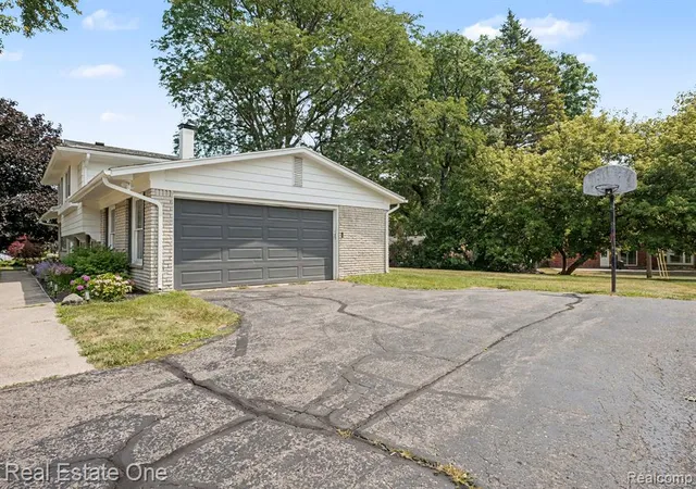 Photo 4 of Single family home for sale at 6639 Tamerlane Dr, West Bloomfield, MI 48322 | MLS# 61023344 | Listing updated on 2026-09-11