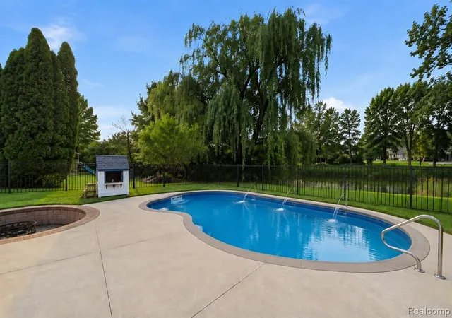 Photo 3 of Single family home for sale at 2291 Lake Ridge Dr, Grand Blanc, MI 48439 7365 | MLS# 61012211 | Listing updated on 2026-10-24