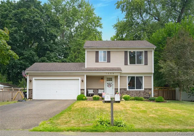 Photo 2 of Sale Pending at 1558 Maddox St, West Bloomfield, MI 48324 | MLS# 61030389 | Listing updated on 2026-10-22