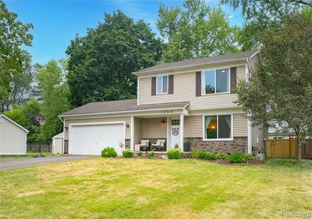 Photo 3 of Sale Pending at 1558 Maddox St, West Bloomfield, MI 48324 | MLS# 61030389 | Listing updated on 2026-10-22