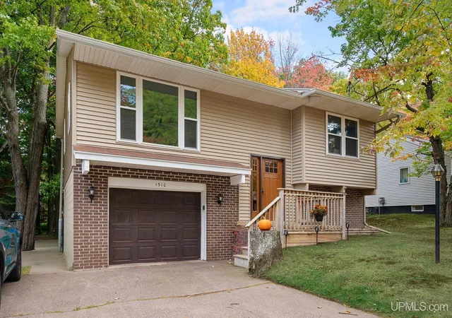 Single family home for sale at 1510 Woodland Ave, Marquette, MI 49855 | MLS# 50223829 | Listing updated on 2026-10-21