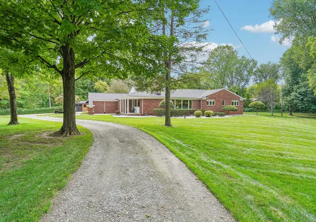 Photo 3 of Single family home for sale at 890 E Romeo Rd, Oakland Twp, MI 48363 | MLS# 50219905 | Listing updated on 2026-10-20