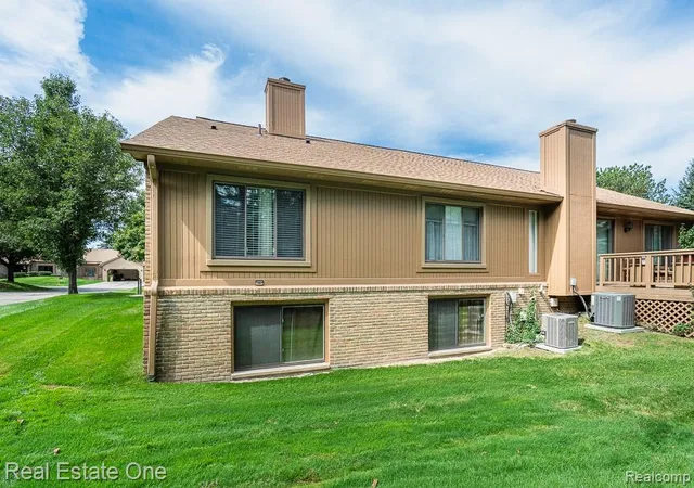 Photo 3 of Sale Pending at 2130 London Brg Dr, Rochester Hills, MI 48307 | MLS# 61029450 | Listing updated on 2026-09-14