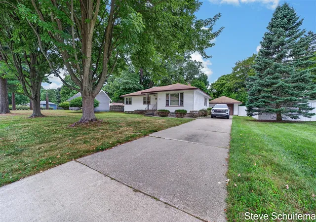 Photo 3 of Single family home for sale at 928 S Division St, Whitehall, MI 49461 | MLS# 70554363 | Listing updated on 2026-09-16