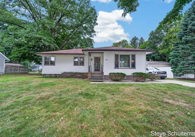 Photo 3 of Single family home for sale at 928 S Division St, Whitehall, MI 49461 | MLS# 70554363 | Listing updated on 2026-09-16