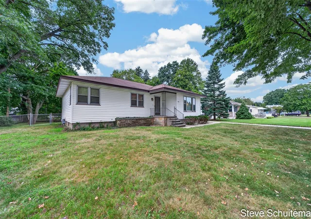 Photo 4 of Single family home for sale at 928 S Division St, Whitehall, MI 49461 | MLS# 70554363 | Listing updated on 2026-09-16