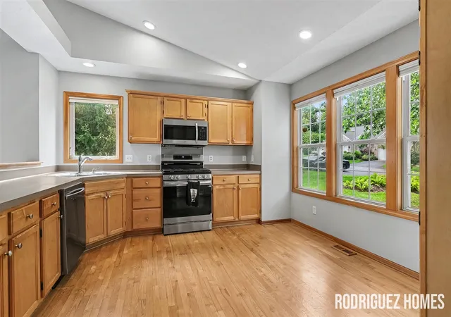 Photo 4 of Sale Pending at 670 Abbey Ml Dr, Ada, MI 49301 | MLS# 70557589 | Listing updated on 2026-09-17