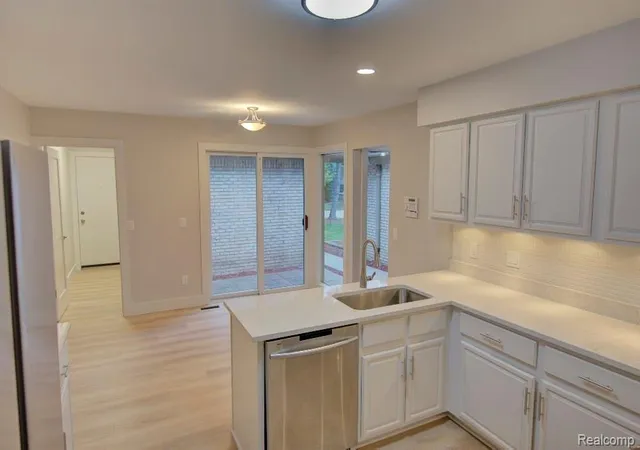 Listing Photo 4 - Condo for sale in building located at 43164 W Kirkwood Dr, Macomb, MI 48038
