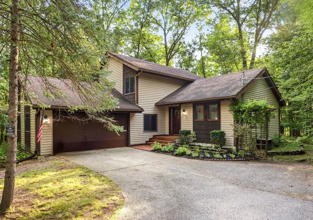 Photo 1 of Single family home for sale at 6212 Sturgeon Crk Pkwy St, Midland, MI 48640 | MLS# 50220794 | Listing updated on 2026-09-08