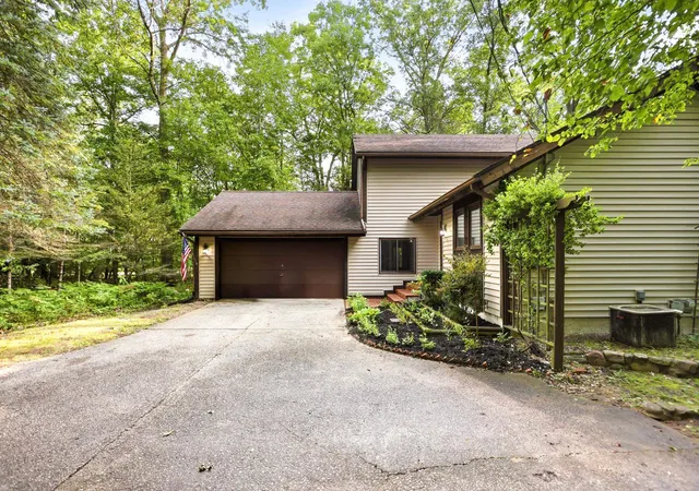 Photo 3 of Single family home for sale at 6212 Sturgeon Crk Pkwy St, Midland, MI 48640 | MLS# 50220794 | Listing updated on 2026-09-08