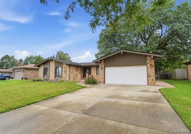 Photo 3 of Single family home for sale at 37036 Almont Dr, Sterling Heights, MI 48310 | MLS# 61029104 | Listing updated on 2026-09-17