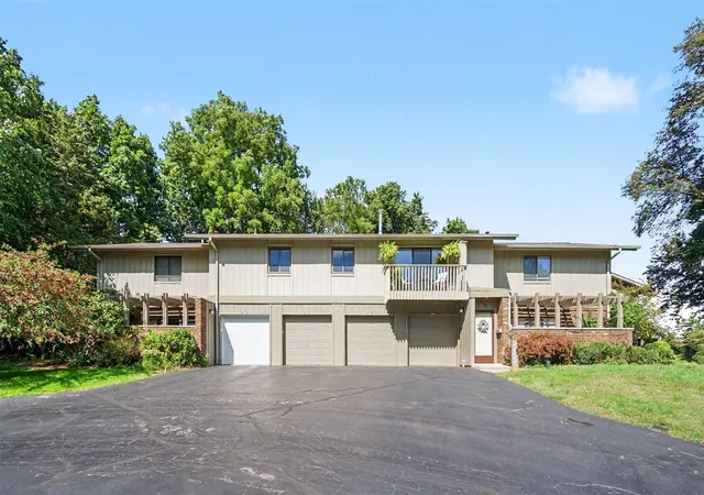 Listing Photo 1 - Condo for sale in building located at 3872 Greenleaf Cir, Kalamazoo, MI 49008 - Unit #