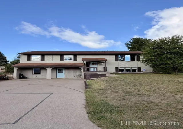 Photo 1 of Single family home for sale at 400 Peterson Ave, Ishpeming, MI 49849 | MLS# 50221435 | Listing updated on 2026-09-28