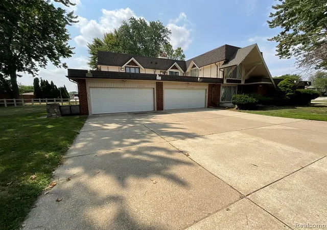 Photo 3 of Condo for sale at 32450 Barclay Sq, Warren, MI 48093 6101 | MLS# 61025361 | Listing updated on 2026-09-04