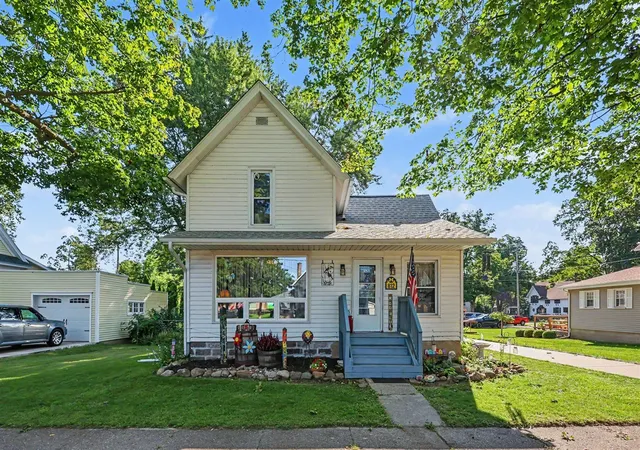 Photo 1 of Single family home for sale at 812 6th Avenue, Lake Odessa, MI 48849 | MLS# 70555666 | Listing updated on 2026-10-20
