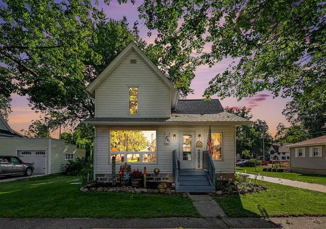 Photo 2 of Single family home for sale at 812 6th Avenue, Lake Odessa, MI 48849 | MLS# 70555666 | Listing updated on 2026-10-20