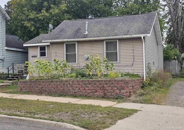Photo 2 of Single family home for sale at 307 W Clark St, Negaunee, MI 49866 | MLS# 50222665 | Listing updated on 2026-09-23