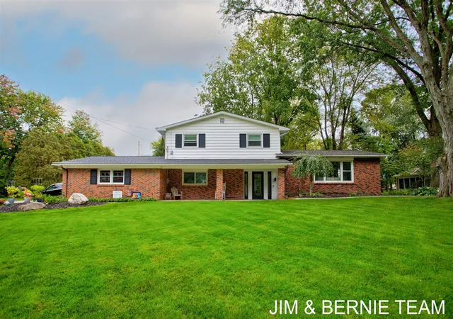 Photo 1 of Single family home for sale at 500 Greenbrier Dr, Grand Rapids, MI 49546 | MLS# 70562652 | Listing updated on 2026-10-14
