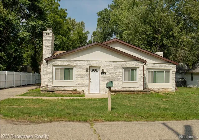 Single family home for sale at 8234 Arlis St, Commerce Township, MI 48382 | MLS# 61027703
