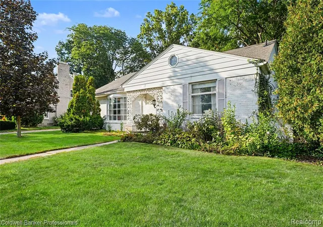Photo 3 of Single family home for sale at 16 Hawthorne Rd, Grosse Pointe Shores, MI 48236 1411 | MLS# 61025600 | Listing updated on 2026-10-18