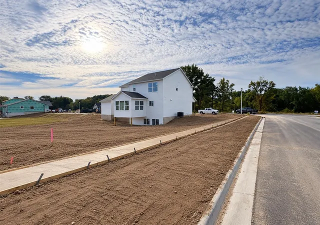 Photo 1 of Single family home for sale at 3049 Arbor Crk Dr, Kentwood, MI 49512 | MLS# 70564053 | Listing updated on 2026-10-20