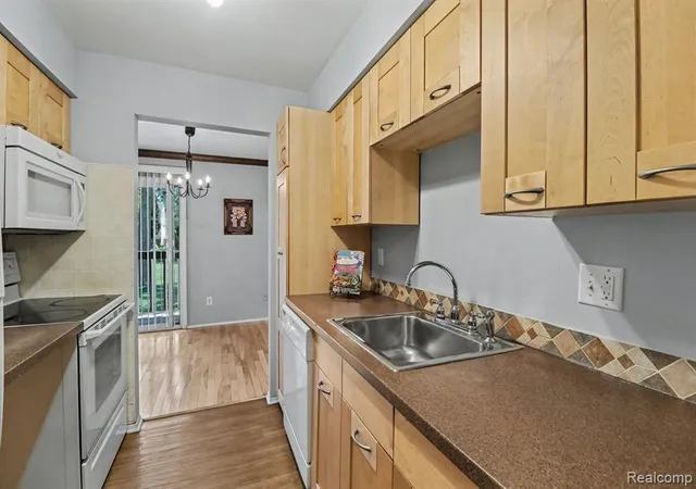 Listing Photo 4 - Condo for sale in building located at 29890 W 12 Mile Rd, Oakland, MI 48334 - Unit #907