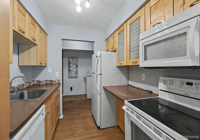 Listing Photo 5 - Condo for sale in building located at 29890 W 12 Mile Rd, Oakland, MI 48334 - Unit #907