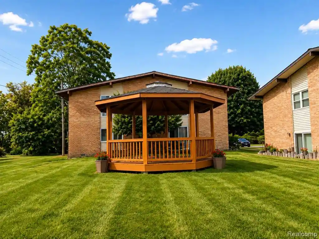 Listing Photo 15 - Condo for sale in 29589 W Jefferson Ave located at 29589 W Jefferson Ave, Gibraltar, MI 48173 - Unit #16