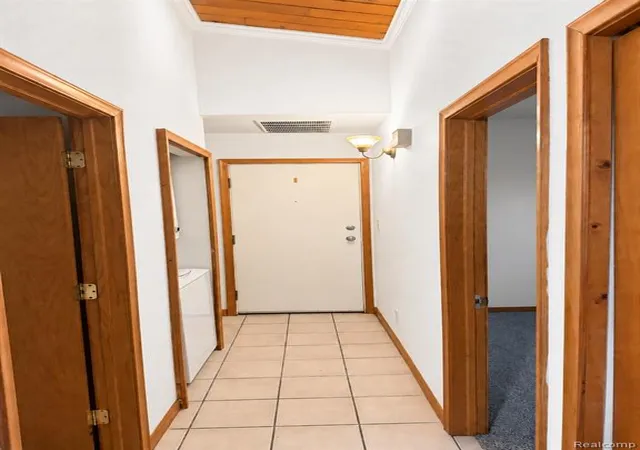 Listing Photo 4 - Condo for sale in building located at 29589 W Jefferson Ave, Gibraltar, MI 48173 - Unit #16