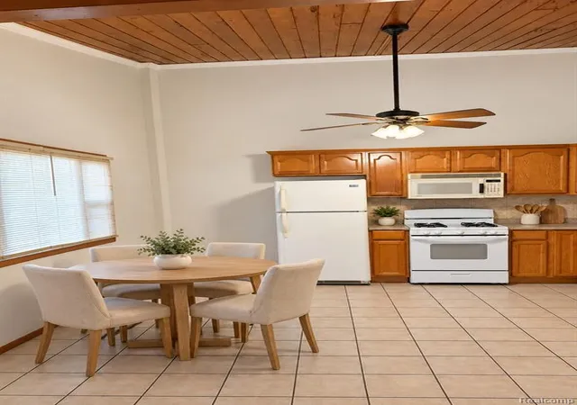 Listing Photo 5 - Condo for sale in building located at 29589 W Jefferson Ave, Gibraltar, MI 48173 - Unit #16