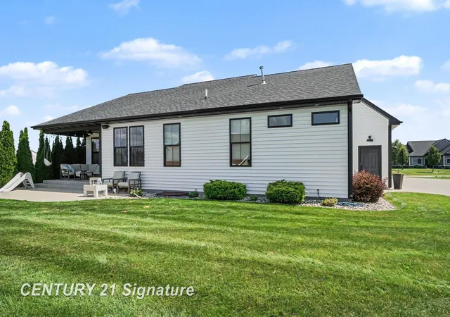 Photo 4 of Single family home for sale at 8937 N Meadows Ct, Freeland, MI 48623 | MLS# 50221388 | Listing updated on 2026-10-22